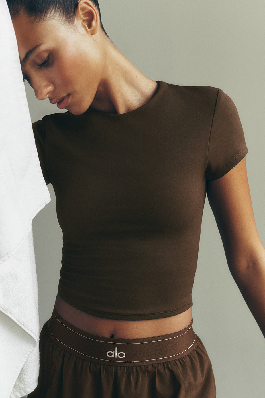 ALO Softsculpt Precision Short Sleeve Top - Espresso